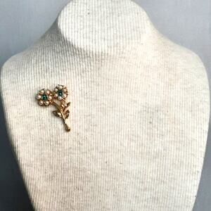 Flower Pin Gold Tone Stems With Pearly Bead Petals Central Green Rhinestone
